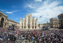 Mantova nel fiume umano che acclama Silvio