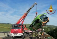 Incidenti stradali, pullman si ribalta sulla A16, un morto e 15 feriti