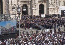 L’ultimo saluto a Berlusconi tra applausi e commozione