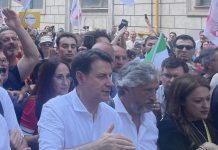 Conte “Il Governo fa cassa sui poveri”. Grillo propone reddito universale