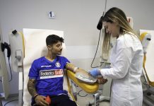 Bomber Moreno dà il buon esempio. Visita il Poma e dona all’Avis Park