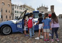 I bimbi della scuola materna Casa dei bambini in visita alla Questura