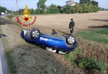 Esce di strada e si ribalta con l’auto, al Poma una 27enne
