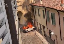 Auto prende fuoco in città