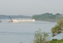 Liberata la motonave insabbiata in una secca del Po