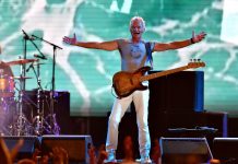 Sting, un ragazzo di 71 anni infiamma piazza Sordello