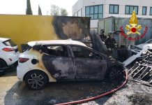A fuoco due auto nel parcheggio di una concessionaria in zona Gombetto