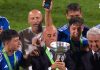 Calcio U19 – L’Italia di Alberto Bollini è campione d’Europa Alberto Bollini bacia la coppa