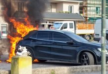 Auto distrutta dalle fiamme nel parcheggio di un supermercato a Porto Mantovano