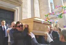 L’ultimo saluto a Michela Murgia tra lacrime, sorrisi e Bella Ciao