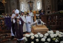 Duomo gremito per l’ultimo saluto a don Bottoglia