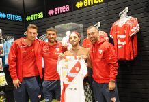 Calcio Serie C – Festa: “Mantova, possiamo toglierci belle soddisfazioni” Marco Festa (primo da sx) con Monachello, un tifoso e Burrai