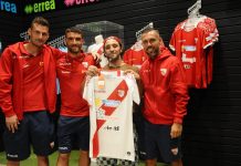 Calcio Serie C – Monachello: “Mantova, non vedo l’ora di cominciare” Monachello (secondo da sx) con Festa, un tifoso e Burrai