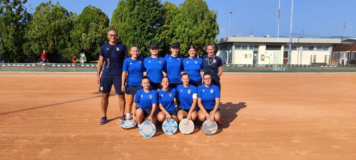 Le ragazze in maglia azzurra