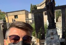 Ostiglia: la minoranza chiede le dimissioni di Giovanelli per i selfie sulle tombe dei boss