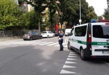 Investe due ragazzini, scappa e poi si pente