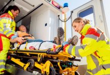 Cade in pista e batte la testa: paura per un centauro a Viadana