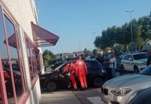 Malore alla guida, 50enne sfonda con l’auto la porta del Centroscuola
