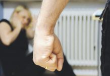 Rifiuta di apparire su Onlyfans: 20enne presa a botte da due “amici”