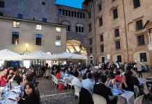 In 200 in piazza Broletto con Iacchetti