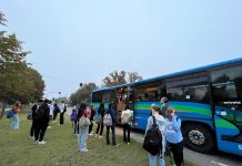 Intanto sugli autobus Apam gli studenti attraversano il Po accucciati sul pavimento