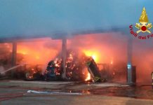 Vasto incendio all’alba in un fienile di Volta Mantovana: a fuoco 200 rotoballe e attrezzi agricoli