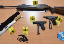 Agguato alla ex con l’aiuto della sua nuova compagna, in casa aveva un piccolo arsenale: 37enne arrestato e scarcerato, dovrà stare lontano dalla sua vittima