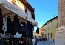 Il mercato settimanale di Castiglione rimane in centro