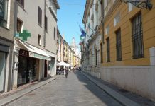 Banda degli abbracci in centro: passante derubato dell’orologio