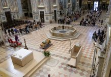 Folla per l’ultimo saluto a Riccardo Braglia, gran cerimoniere della città