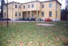 Piove in classe, studenti costretti a far lezione per terra in palestra