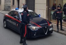 Entra in pellicceria e minaccia il titolare col coltello. Arrestato