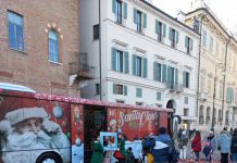 Domenica di folla in centro e bimbi in fila per salire sul Santa Claus Bus