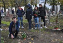 Fiori sulle tombe: scolaresca del Redentore al cimitero di Angeli
