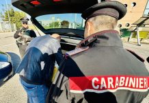 Tenta il colpo al supermercato ma le commesse lo fermano