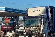 Scontro frontale tra auto e camion: grave una 38enne, ferito il figlio di 11 anni