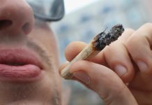 Scoppia a ridere in faccia ai carabinieri che lo hanno fermato: positivo alla cannabis alle 9 di mattina