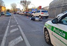 Auto contro uno scooter a Porta Cerese: ferito un 45enne