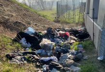 Rifiuti sotto il cavalcavia di Borgo Castelletto: inutili i reclami a Tea