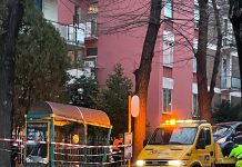 Auto distrugge la fermata autobus di viale Montello