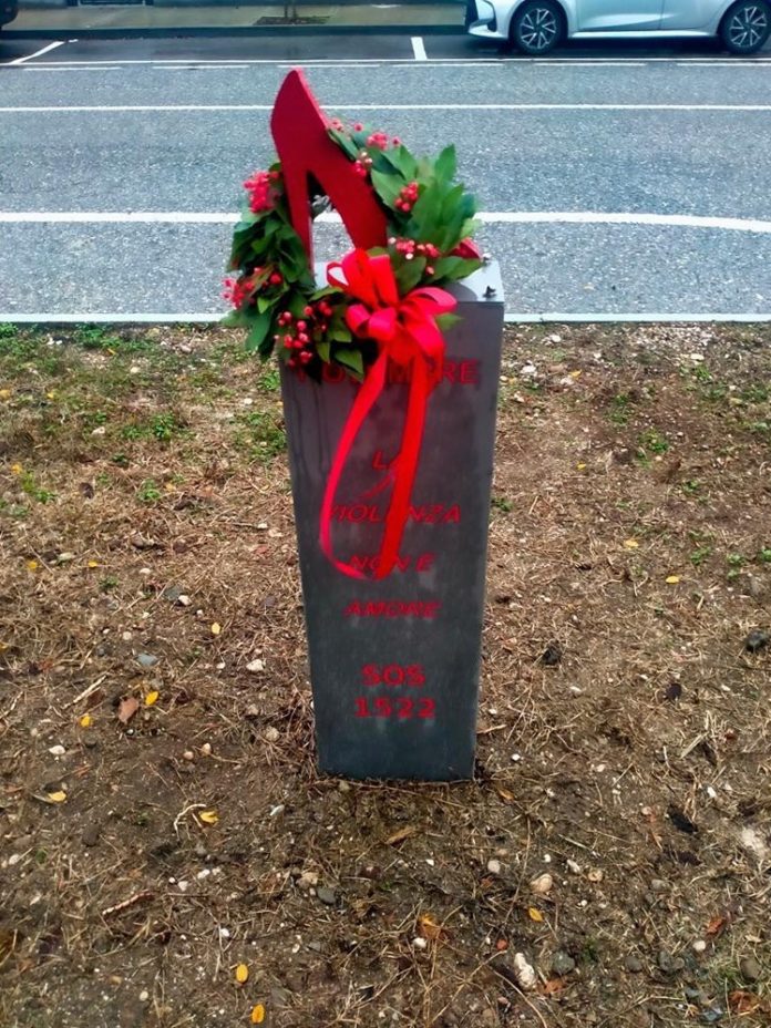 Il monumento eretto a medole contro la violenza sulle donne_2920481