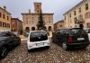 Auto in sosta davanti al presepe: scoppia la polemica tra i cittadini di Sabbioneta