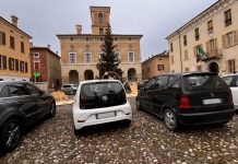 Auto in sosta davanti al presepe: scoppia la polemica tra i cittadini di Sabbioneta