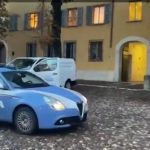 Insegue la ex in auto e la rapina della borsetta Insegue la ex in auto e la rapina della borsetta