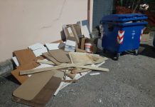 Una mini discarica accanto alla scuola materna