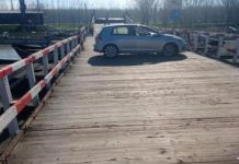 Torre d’Oglio – Passa nonostante il ponte chiuso e finisce in acqua