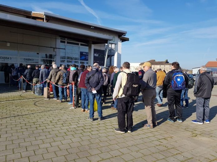 gente in coda_3011649