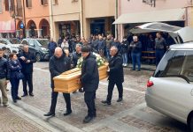 Silenzio irreale e tanta commozione per l’ultimo saluto a Moglia di Igor Carra