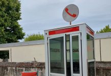 Anche Villimpenta dice addio alla vecchia cabina telefonica della piazza