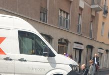 Investita da un furgone sulle strisce pedonali: 72enne in ospedale